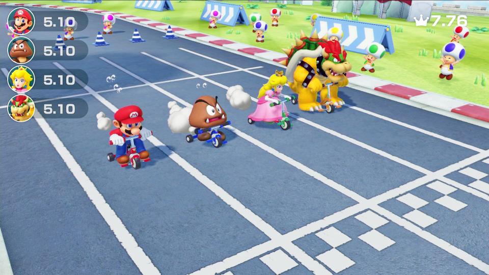Treten, was das Zeug hält: Bei diesem Dreirad-Wettrennen aus Super Mario Party kommt ihr nur vorwärts, wenn ihr den Joy-Con auf eine ganz bestimmte Art und Weise dreht. Und das selbstverständlich möglichst schnell!