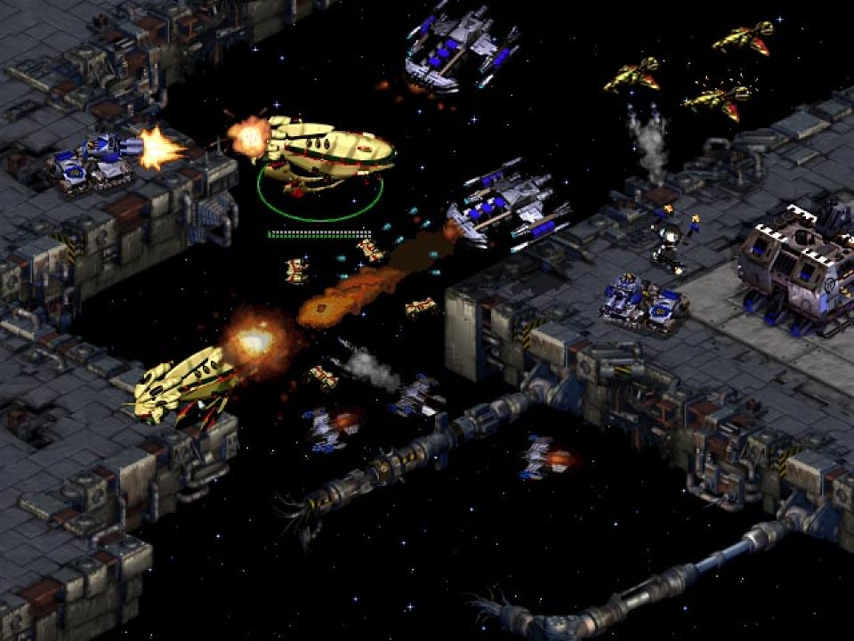 Beta-Version: Der Panzer links greift ein Protoss-Trägerschiff an.