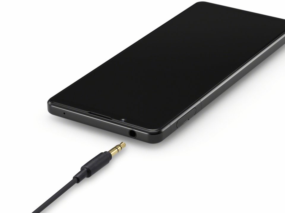 An alle Geräte mit 3,5mm-Buchse, so wie bei diesem Sony-Smartphone, &nbsp;kann man alle Lautsprecher oder Kopfhörer anschließen, die einen 3,5m-Klnkenstecker haben ()per Adapter auch 6,35mm-Stecker).
