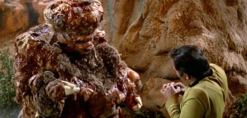 Excalbianer -&nbsp;Die Excalbianer sehen aus wie wandelnde Felsen, sind aber eigentlich Insektoide. Auf der Suche nach einer passenden Philosophie erschaffen die Aliens berühmte Persönlichkeiten.