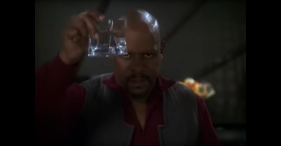 Sisko trennt in seiner Rede Moral und Politik – für ihn heiligt in diesem Moment der Zweck die Mittel. DS9 brach oft mit dem für Star Trek typischen Optimismus. <br> &nbsp;