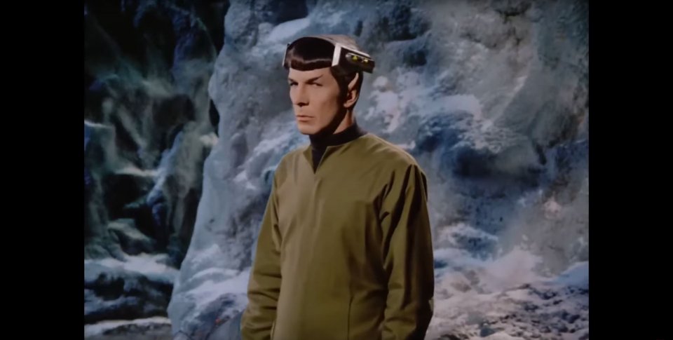Wenn euch dieser Blick peinlich berührt vorkommt, habt ihr absolut recht: Leonard Nimoy sagte einst, dass er die Folge am liebsten vergessen würde. <br> &nbsp;