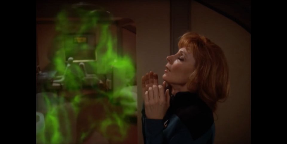 Wer schon immer dabei zusehen wollte, wie Dr. Beverly Crusher mit einem außerirdischen Schotten-Geist flirtet, ist bei der Folge „Ronin“ goldrichtig. <br> &nbsp;