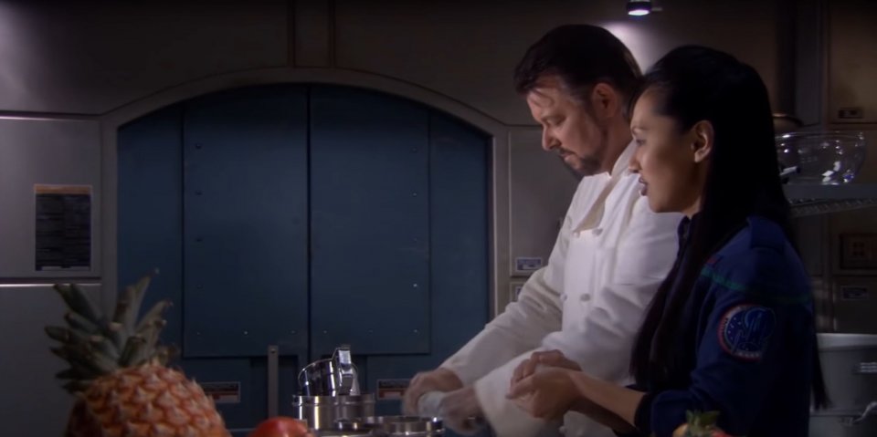 Wieder eine gute Idee für ein Staffelfinale: Wir sehen Riker dabei zu, wie er gelangweilt auf der Enterprise herumwandert und Töpfe spült. <br> &nbsp;