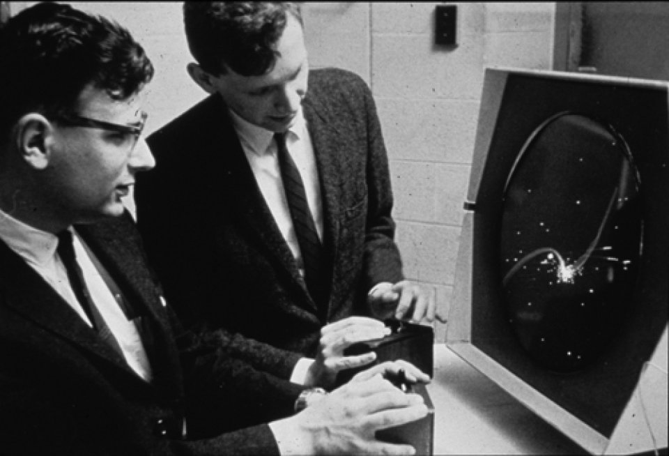 In Spacewar! (1962) kämpften zwei Spieler mit ihren Raumschiffen gegeneinander. In Zeiten des „Space Race“ eine Anspielung auf das Klima zwischen den Vereinigten Staaten und der Sowjetunion.