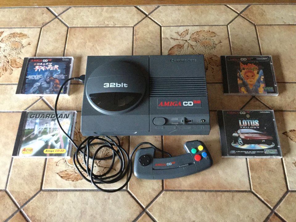 Das Spieleangebot für das CD32 umfasste sowohl gute 3D-Titel (Guardians), spaßige Sammlungen bekannter Amiga-Hits (The Classic Lotus Trilogy) als auch scheußliche Ego-Shooter (Death Mask).