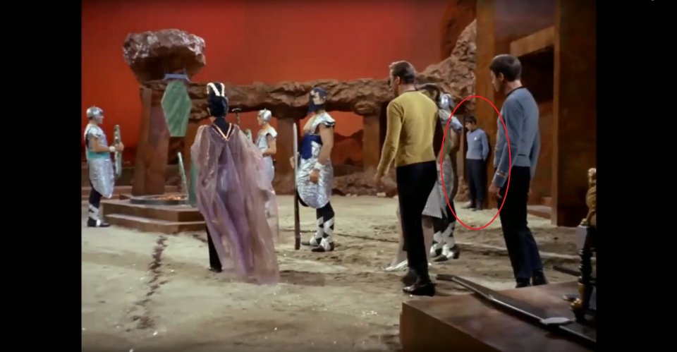 Spock hat keine Lust zu meditieren: Wenn sein Captain gerade nicht guckt, entspannt der Vulkanier lieber, indem er sich bequem an eine Säule lehnt. <br> <br> &nbsp;