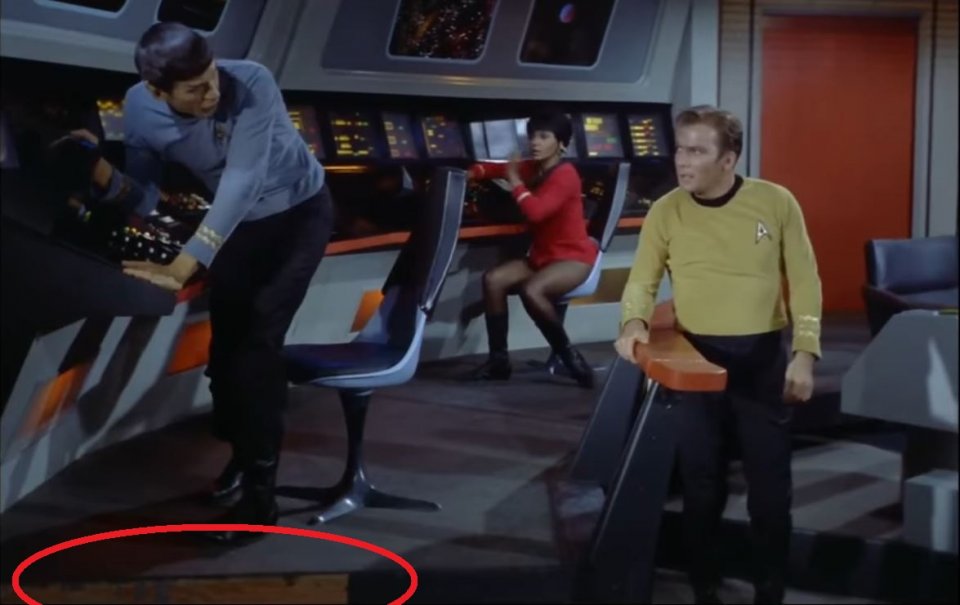 Hat jemand gerade den Holzleim zur Hand? Kleine Fehler wie die selbst gebastelte Holz-Enterprise machen die Originalserie erst so richtig sehenswert.