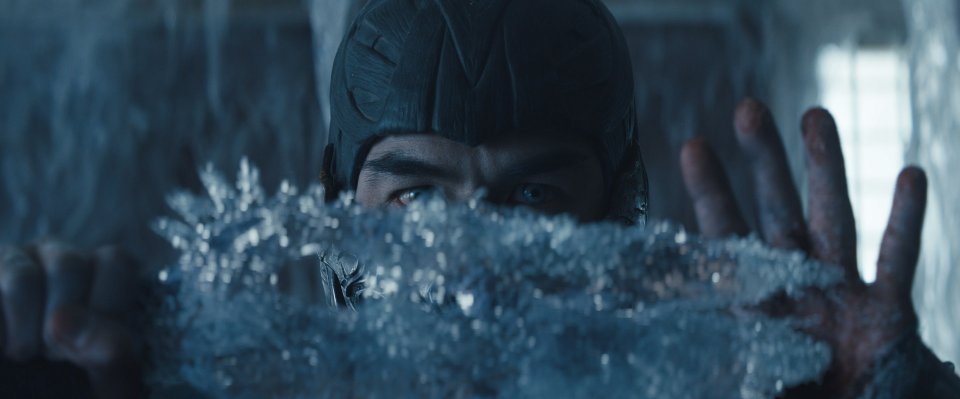 Sub Zero wird zu Beginn als Haupt-Gegenspieler eingeführt, nimmt allerdings sonst kaum an der Handlung teil