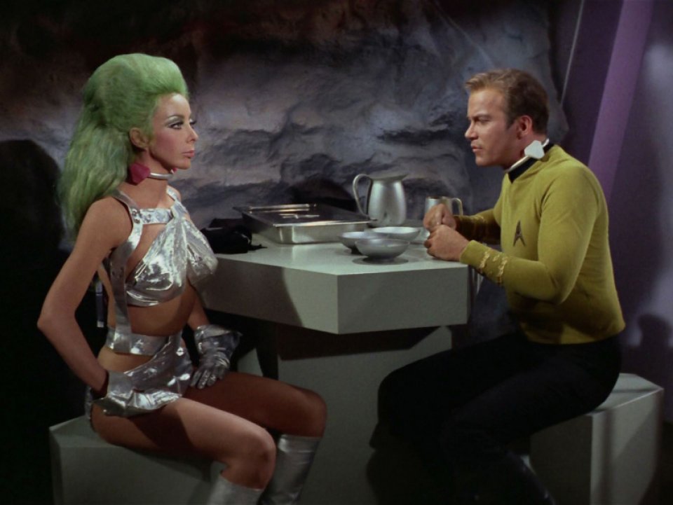 Shahna besitzt die einzigartige Fähigkeit, gleichzeitig schrill und zu Tode gelangweilt auszusehen. Schauspielerin Angelique Pettyjohn war übrigens zu ihrer Zeit als Burlesque-Tänzerin berühmt!<br> &nbsp;