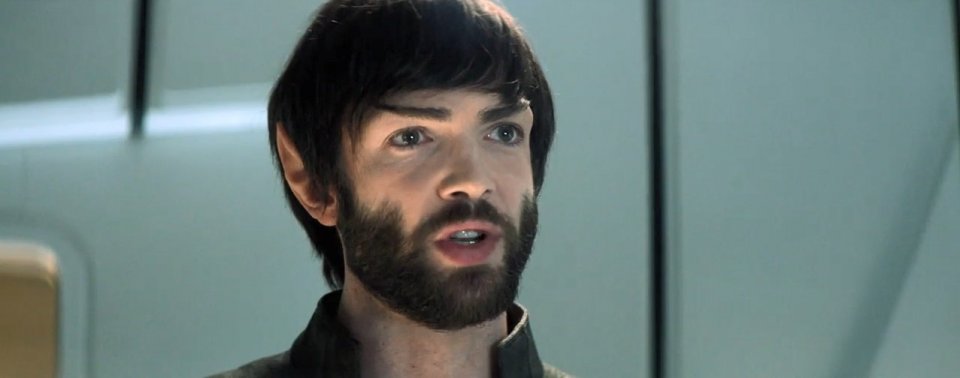 Der Bart war eine mutige Wahl, die nicht so richtig mit dem verwildernden Topfschnitt zusammenarbeiten will. Der Siegeszug der Haare&nbsp; begräbt das Gesicht von Ethan Peck regelrecht unter sich.