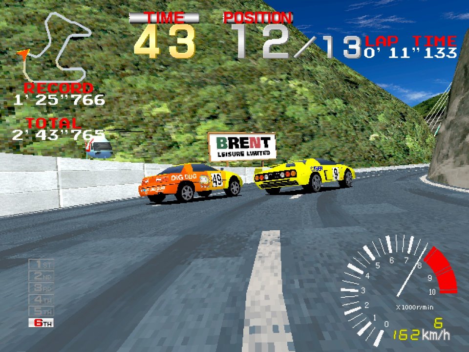 Wie sich eine gute Drift-Mechanik anfühlt, merken Spieler erstmals im Aracde-Automaten Ridge Racer von 1993. Tipp für Retro-Fans: Wer in der PlayStation-Fassung alle Gegner des Galaxian-Minispiels besiegt, erhält acht weitere Fahrzeuge.