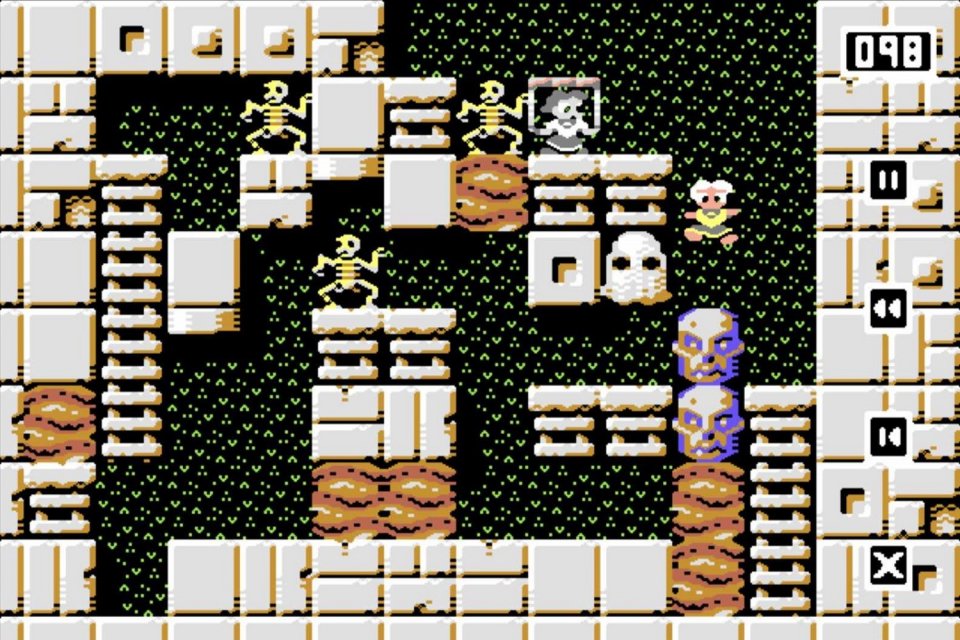 Die Omas Millie und Molly gehen im gleichnamigen Puzzle Game auf Monsterjagd. Eine der Damen lässt sich gerade auf zwei Totenkämpfe fallen (rechts), um den Pac-Man-Geist links von ihr zu attackieren.