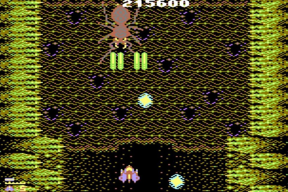 Ein spinnerter Levelboss spuckt Giftkugeln, das Raumschiff kontert mit grünen Laserstrahlen. Sarah Jane Avery hat sich für das Shoot ’em up Zeta Wing vom Arcade-Shooter Gemini Wing (1987) inspirieren lassen. &nbsp;