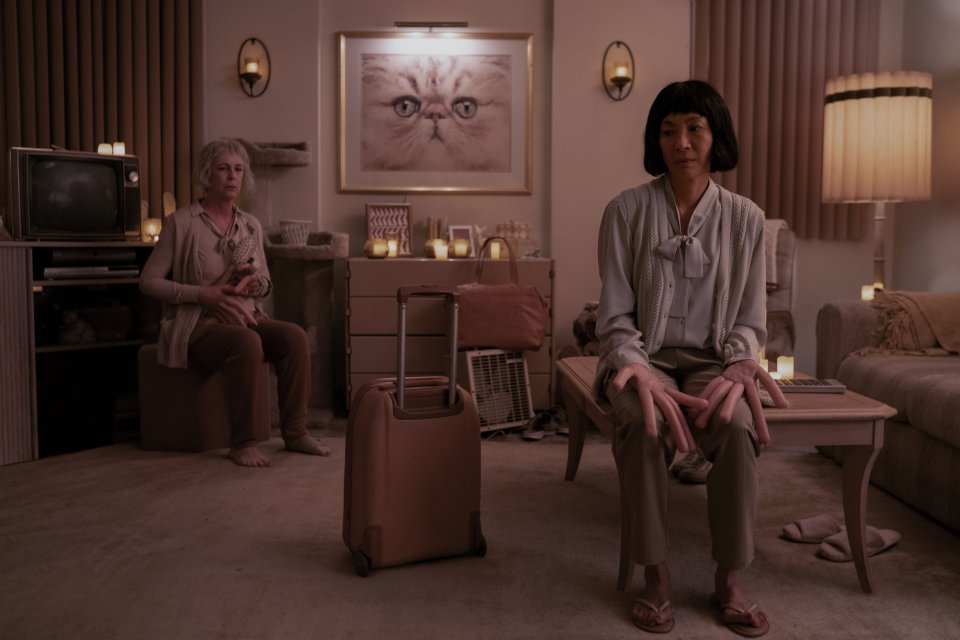 Deirdre (Jamie Lee Curtis) und Evelyn (Michelle Yeoh) im Wurstfinger-Universum