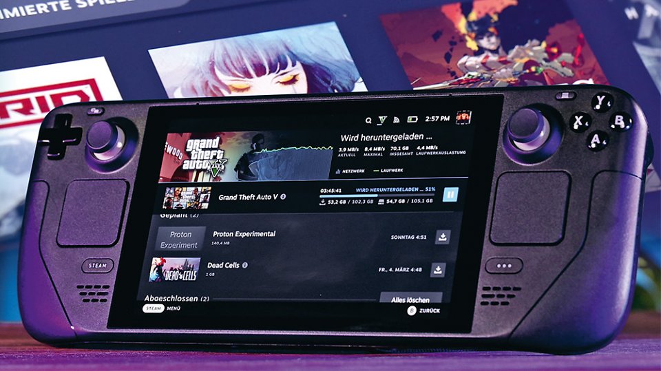 Ein Steam Deck, auf dem der laufende Download von Grand Theft Auto 5 zu sehen ist.