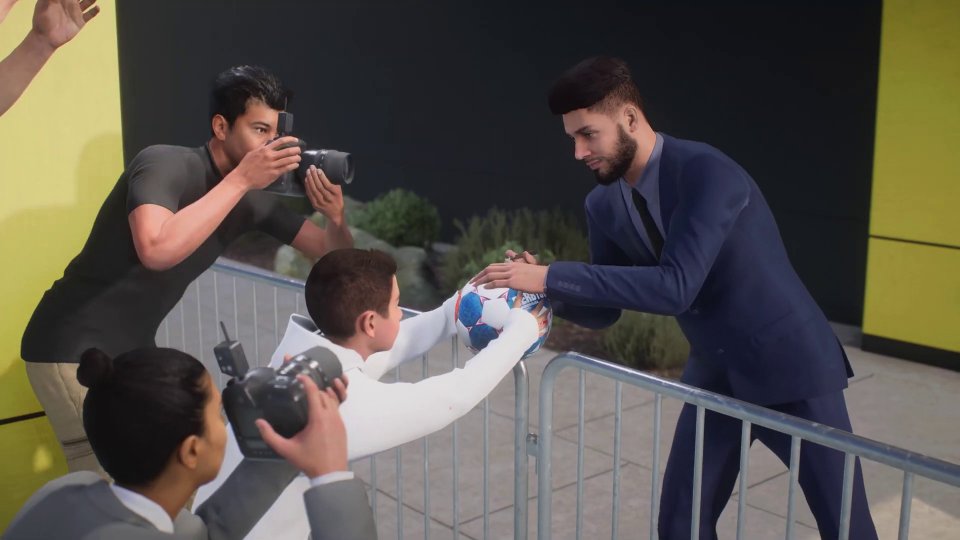 Wenn ihr in der Trainerkarriere einen neuen Topspieler verpflichtet, wird dieser in einer schicken Zwischensequenz Fans und Presse vorgestellt.