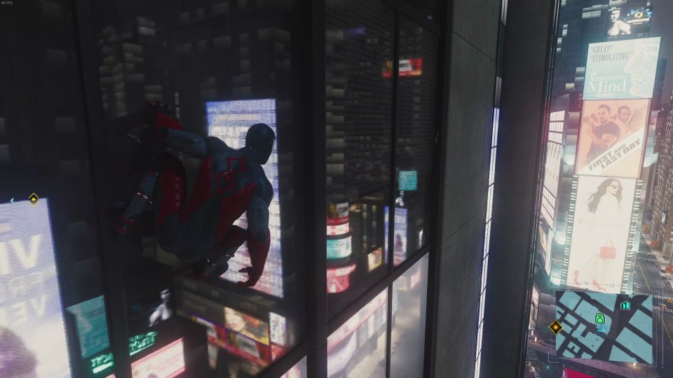 Mit seinen vielen Glasfassaden und Leuchtreklamen ist Spider-Man ein echtes Raytracing-Vorzeigespiel.