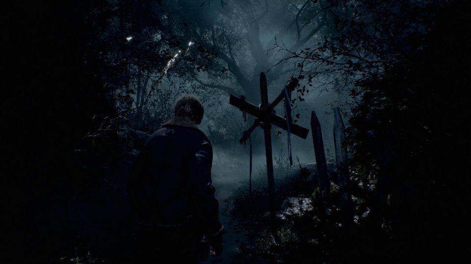 Die herbstliche Stimmung mit fahlem Sonnenlicht gibt's im Remake erst, wenn wir die ersten Häuser verlassen haben. Zuvor tappen wir sprichwörtlich m Dunkeln.