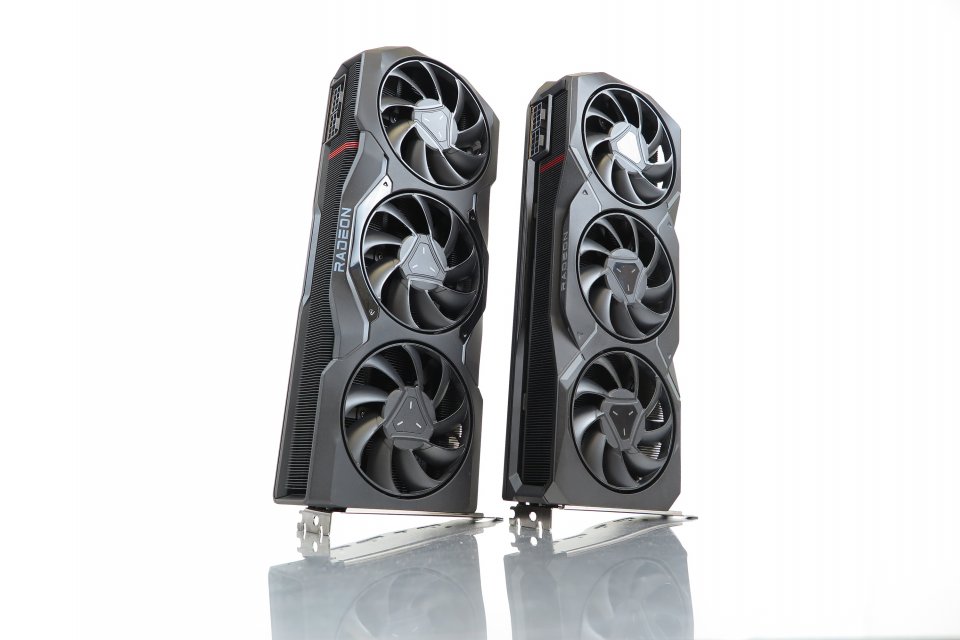 Die meisten verfügbaren RX 7900-Modelle sind mit Hersteller-Label versehene AMD-Referenz-Designs.