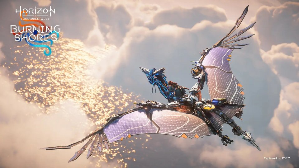 Aloy sitzt auf dem Rücken eines Flugsauriers und gleitet über die Spielwelt.
