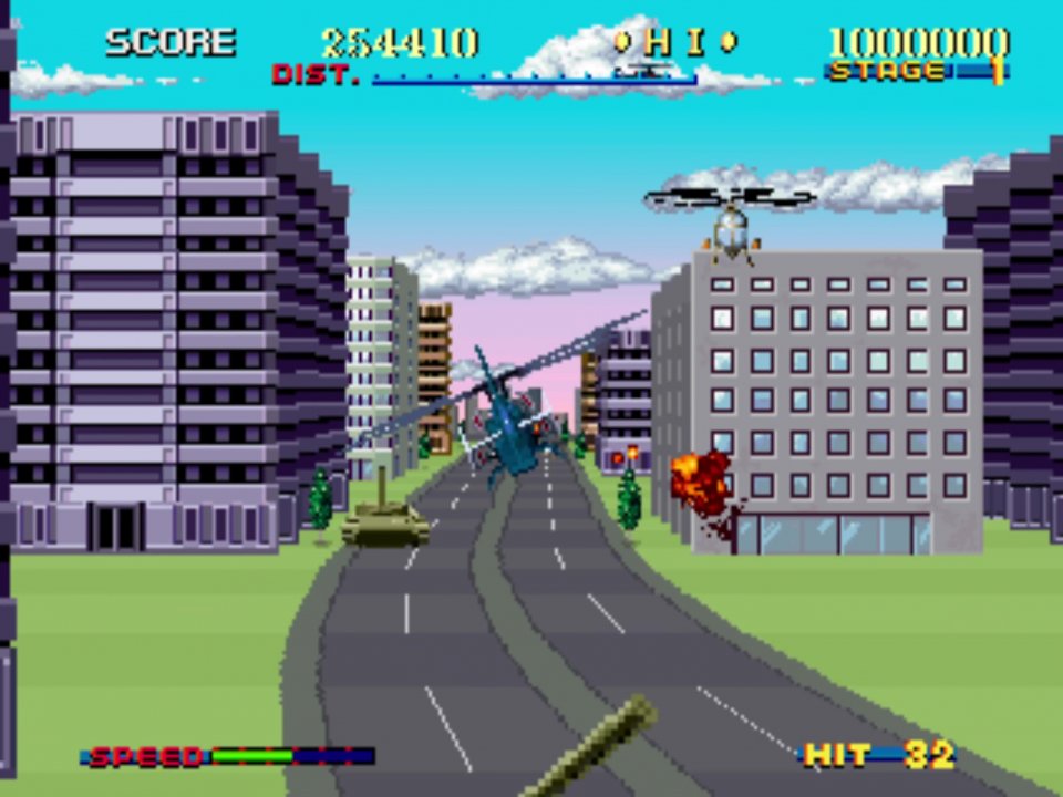 In Thunderblade steuern wir einen Helikopter durch eine Häuserschlucht.