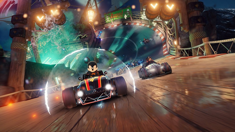 Mickey Mouse in einem Go-Kart rast auf die Kamera zu.