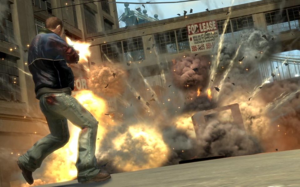 Nico Bellic aus GTA 4 feuert und in der Ferne gibt es eine Explosion.