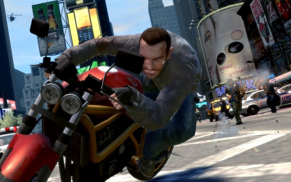 Nico Bellic Aus GTA 4 fährt auf einem Motorrad.
