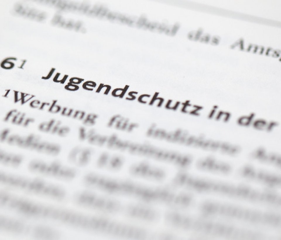Eine Nahaufnahme von einem Dokument, in dem es um Jugendschutz geht.