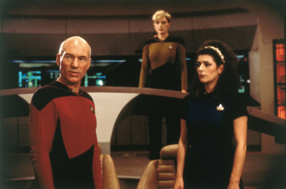 Marina Sirtis als Deanna Troi und Denise Crosby als Tasha Yar - kurz nach ihrem Rollentausch