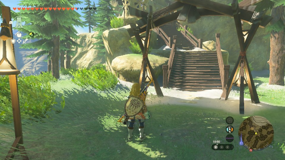 Link steht am Tor, das zum Orni-Dorf führt.