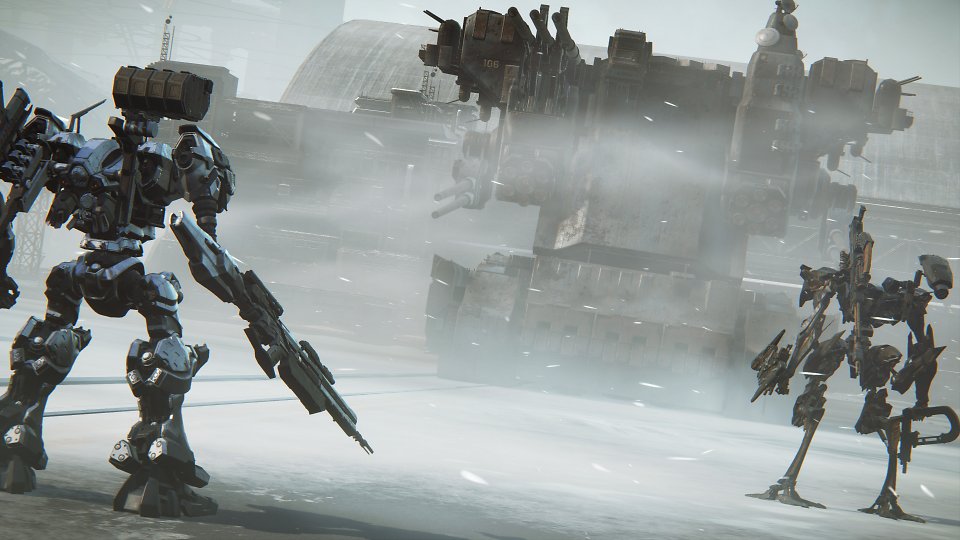 Zwei Armored Cores stehen einer feindlichen Maschine gegenüber.