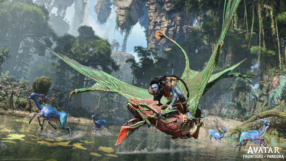 Der Na'vi Protagonist fliegt auf seinem Ikran durch einen Landschaft mit Bäumen, Wasser und anderen Tieren.