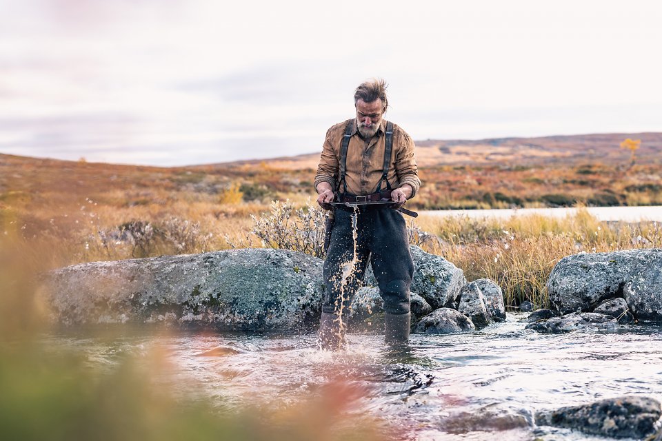 Der Hauptcharakter im Film, der in den wunderschönen Landschaften von Nordfinnland auf der Suche nach Gold ist.