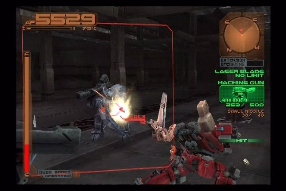 Ein Armored Core der dritten Generation feuert auf einen feindlichen AC.