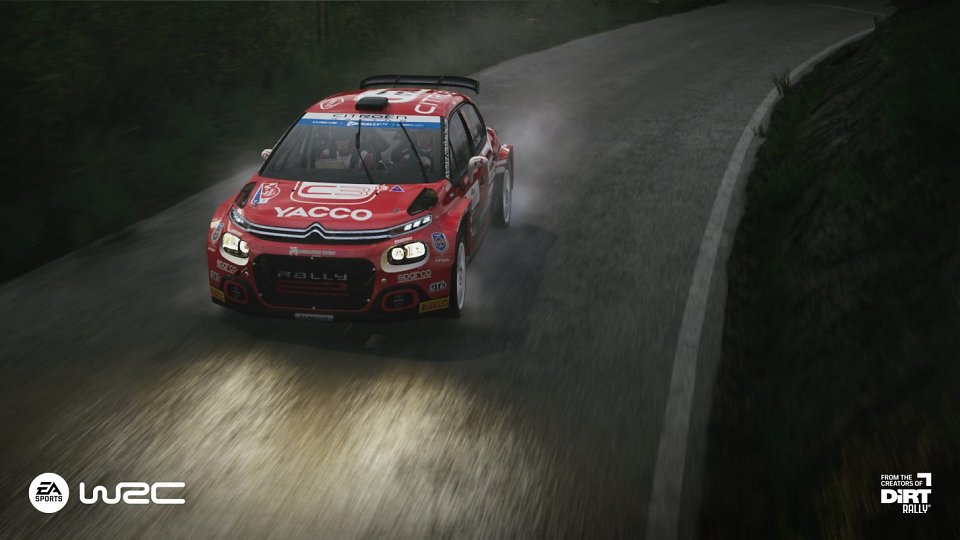 Ein WRC-Auto fährt durch die regnerische Nacht.