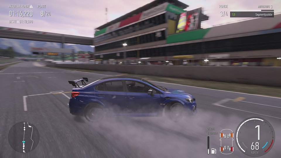 Reifen am Limit: Auf dem Screenshot, aufgenommen auf der Xbox Series X, ist der bereits angesprochene Subaru zu sehen, der auf der Zielgeraden die Kontrolle verliert und ins Schleudern kommt.