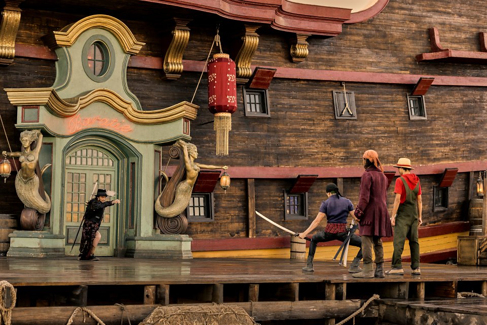 Die berühmte Mihawk-Szene darf in der Adaption natürlich nicht fehlen. Auf dem Bild sind man Monkey D. Ruffy, Lysop und Zorro, die sich Mihawk Falkenauge entgegenstellen - oho!