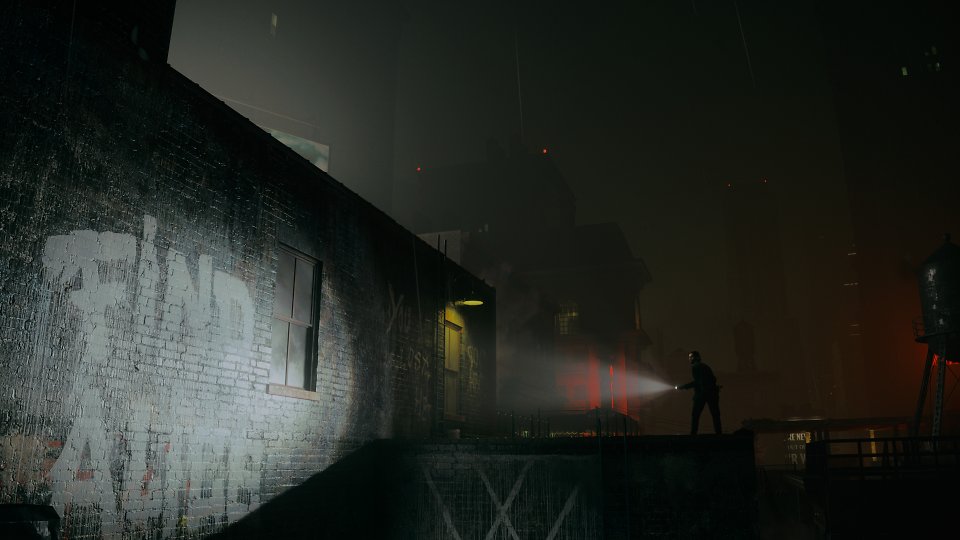 Alan Wake steht auf einem Dach und leuchtet eine Türe an