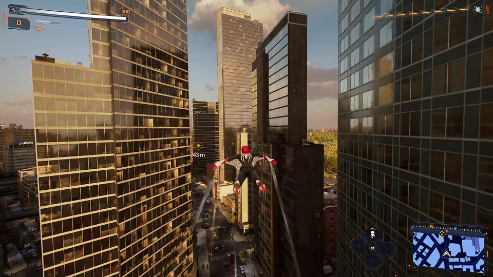 Spider-Man nutzt seine Webwings, um durch die Straßen von New York zu gleiten.
