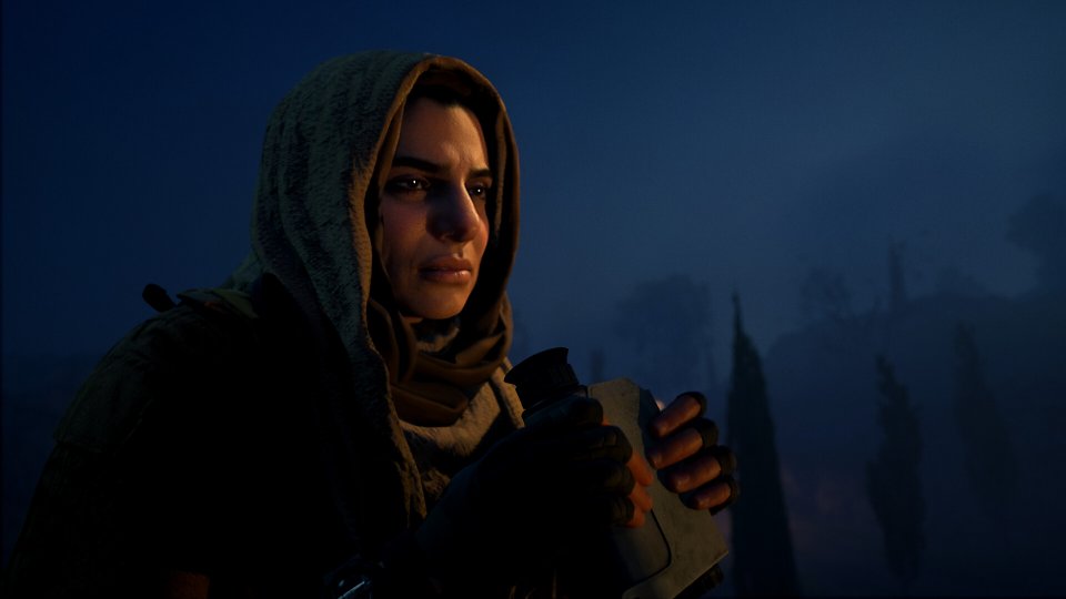Farah Karim schaut in die Ferne und hält ein Fernglas in der Hand