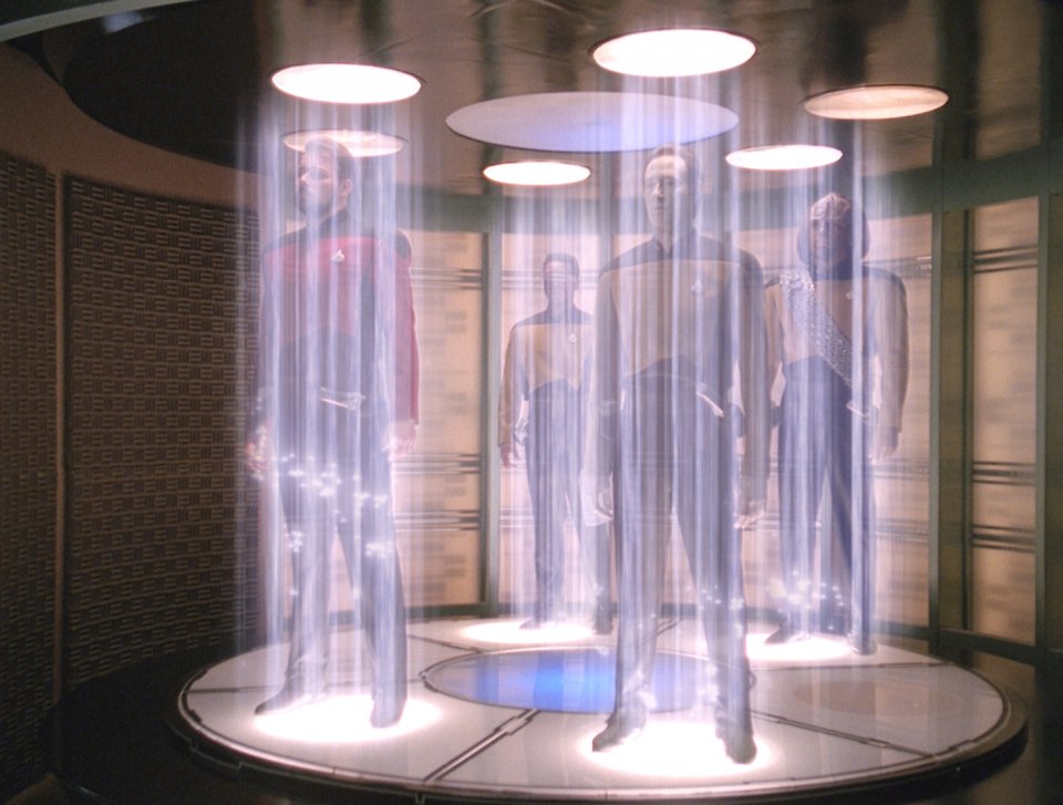 Die Crew der Enterprise-D beamt an Bord einer unruhigen Staffel