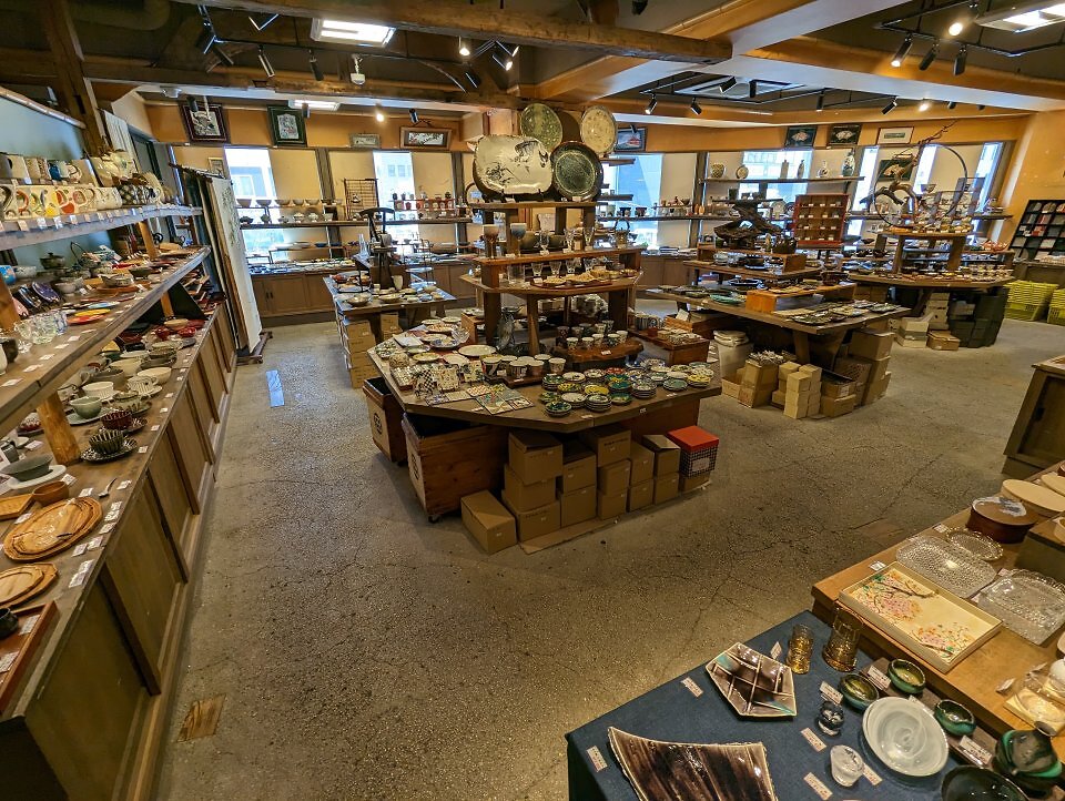 Keramik, so weit das Auge reicht. Dieser Shop am Anfang der 'Kitchen Street' in Kappabashi, Tokyo