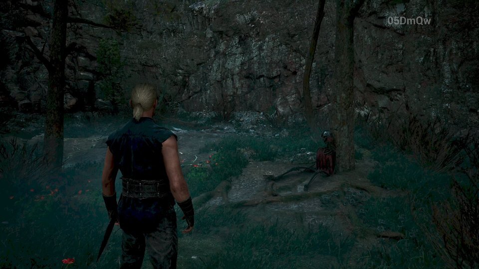 In der Wiese neben der Leiche, befindet sich Drax Jagdmesser.
