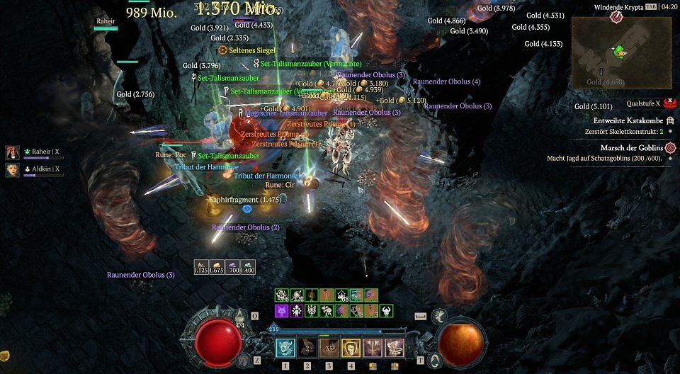 Ein Ingame-Screenshot aus Diablo 4 auf der höchsten Schwierigkeitsstufe "Qual-Stufe X" in einer düsteren Katakombe. Ein Barbaren-Charakter steht im Zentrum eines massiven, orange glühenden Wirbelwinds, umgeben von zahllosen am Boden liegenden Beute-Gegenständen. Auf dem Bildschirm sind leuchtend grüne Schriftzüge für mehrere "Set-Talismanzauber (Vermachte)", orangefarbene Schriftzüge für legendäre Runen wie "Cir" und "Poc", goldene Schriftzüge für "Zerstreutes Prisma" sowie unzählige Haufen von Goldmünzen zu sehen. Am rechten Rand wird das aktive Event "Marsch der Goblins" im Interface angezeigt.