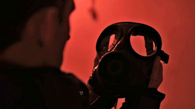 Geheimnis: 
Ihr müsst euch schützen, bevor ihr in die ungewissen Tiefen des Bunkers hinabsteigt. Was hier unten wohl einst geschah? (PC)