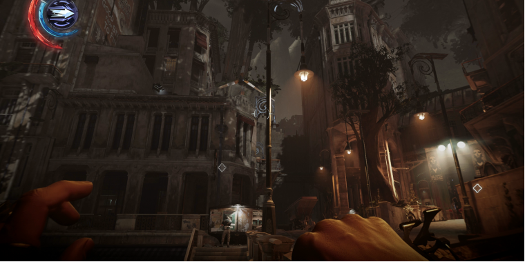 Dunkle Gassen: 
Bevor man das jeweilige Missionsziel erreicht und ausschaltet, sieht man sich in einem recht offen gestalteten Teil der Stadt um. (PS4)